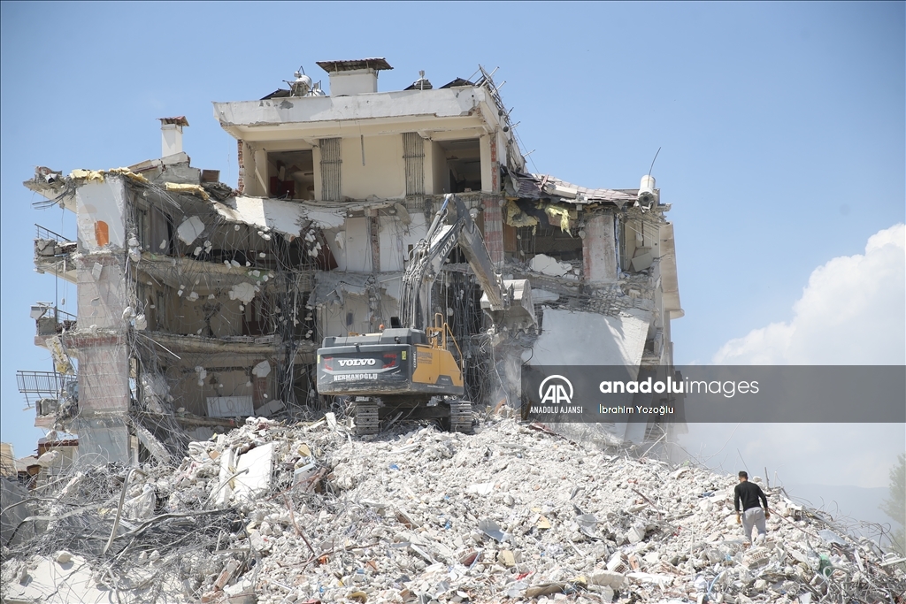 Hatay'da bina yıkım ve enkaz kaldırma çalışmaları 80 mahallede sürdü