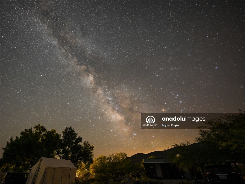 Hujan Meteor Lyrids dan Milky Way di California