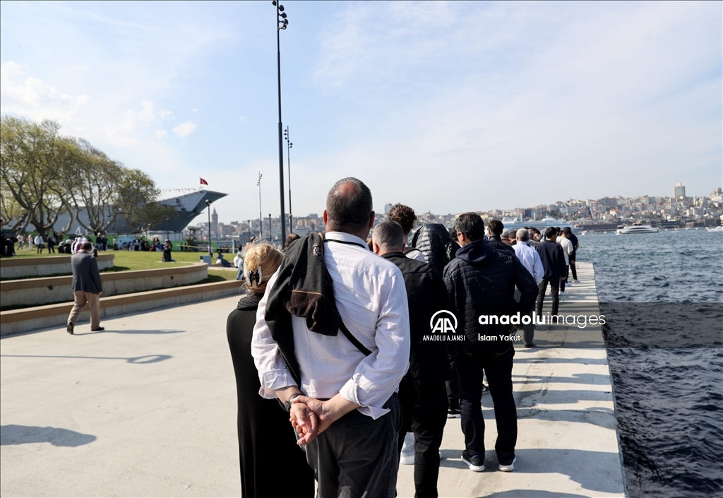 TCG Anadolu'ya vatandaşların ilgisi sürüyor
