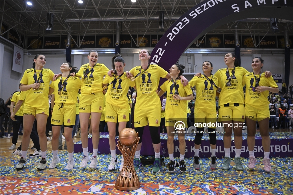 Fenerbahçe Alagöz Holding, şampiyonluk kupasını kaldırdı