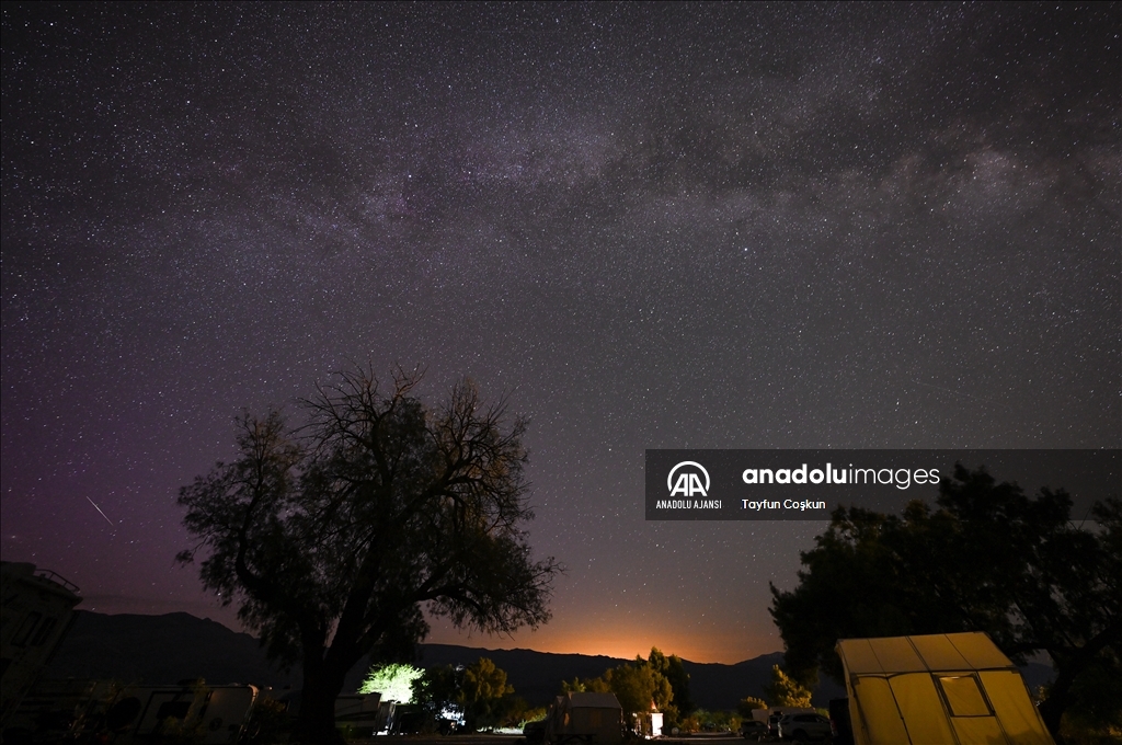 Lyrids Meteor Yağmuru ve Samanyolu galaksisi California'da görüntülendi