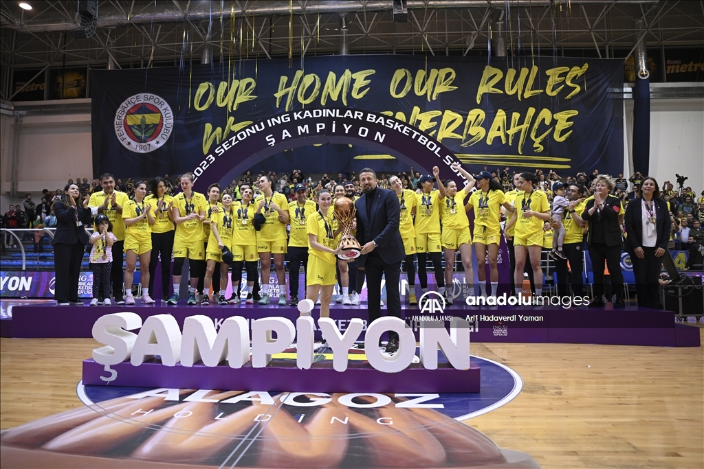 Fenerbahçe Alagöz Holding, şampiyonluk kupasını kaldırdı