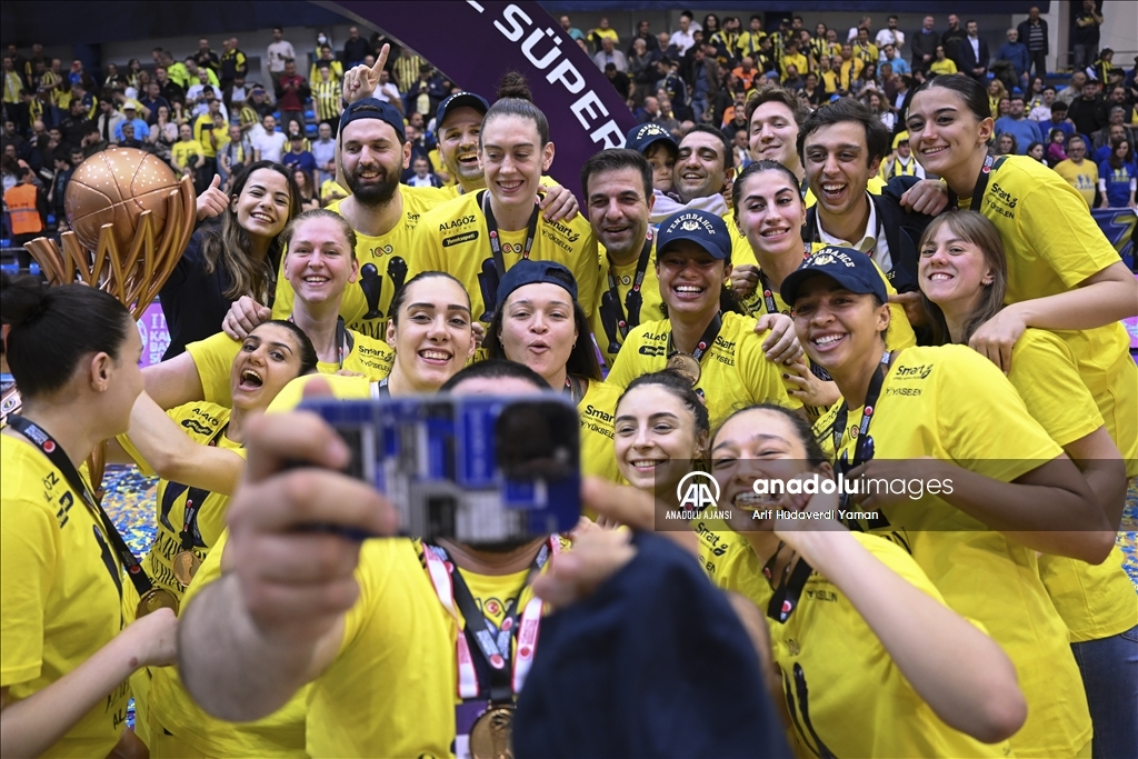 Fenerbahçe Alagöz Holding, şampiyonluk kupasını kaldırdı