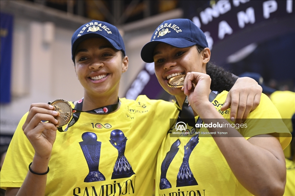 Fenerbahçe Alagöz Holding, şampiyonluk kupasını kaldırdı