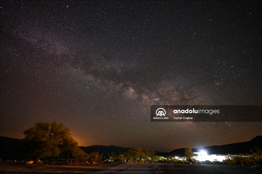 Lyrids Meteor Yağmuru ve Samanyolu galaksisi California'da görüntülendi