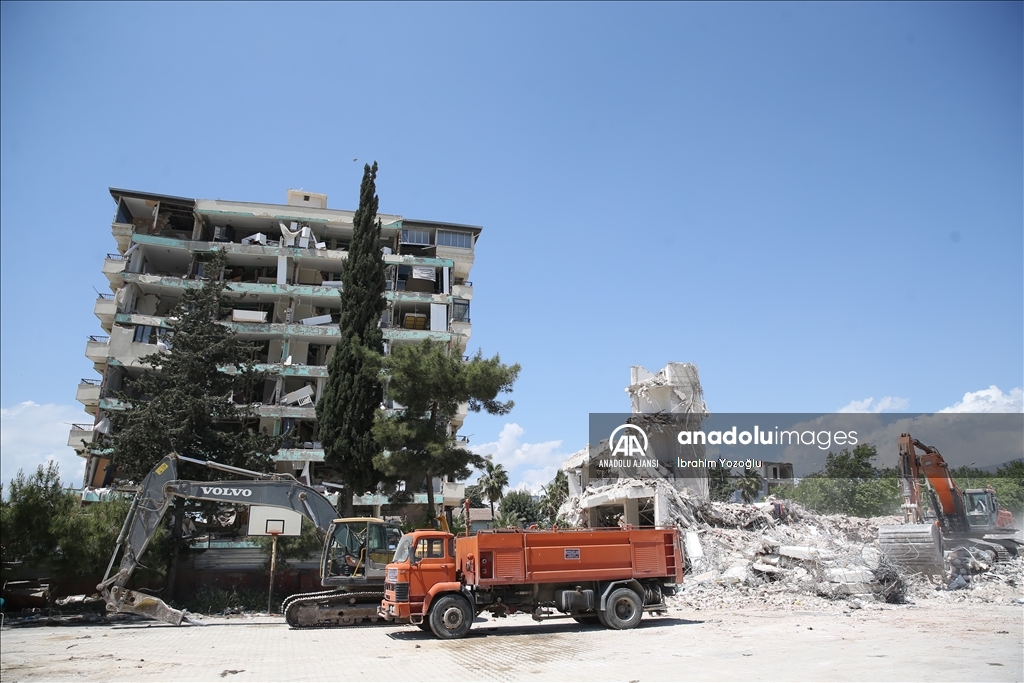 Hatay'da bina yıkım ve enkaz kaldırma çalışmaları 80 mahallede sürdü