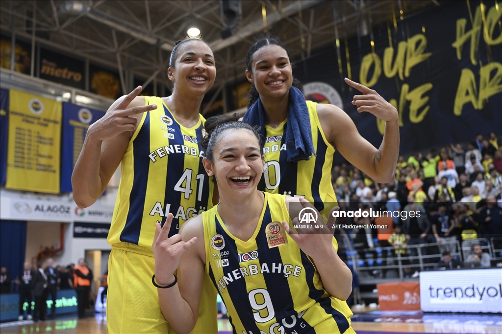 Fenerbahçe Alagöz Holding, şampiyonluk kupasını kaldırdı