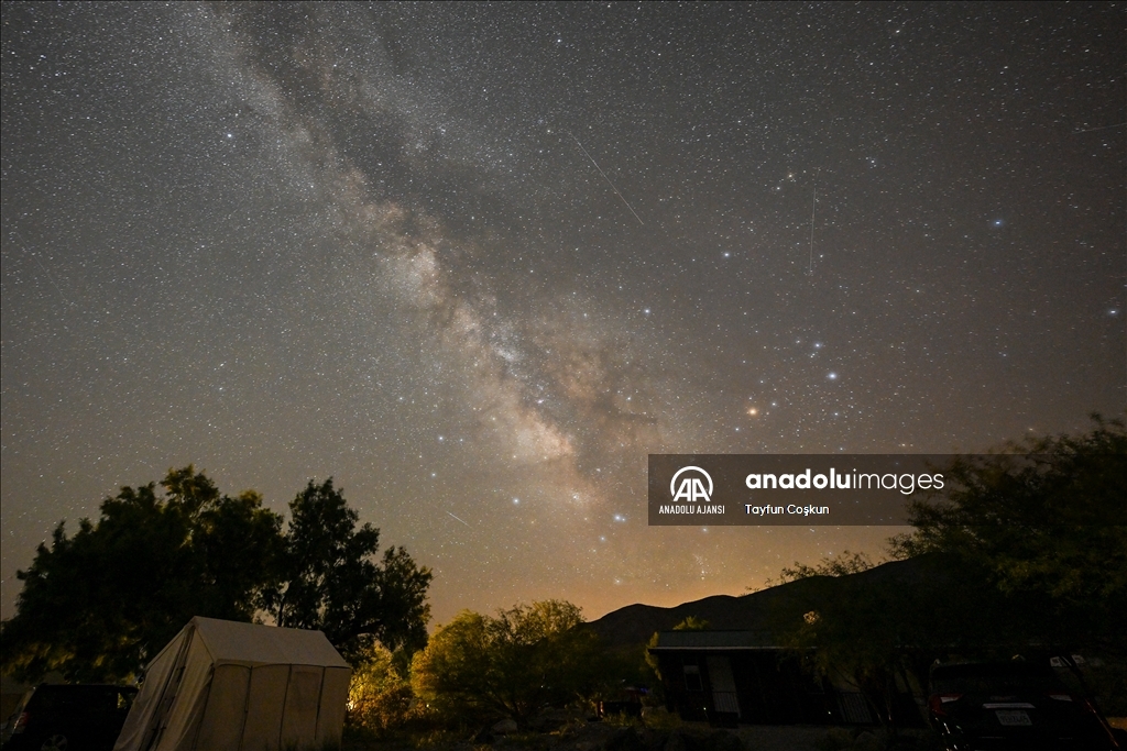 Lyrids Meteor Yağmuru ve Samanyolu galaksisi California'da görüntülendi