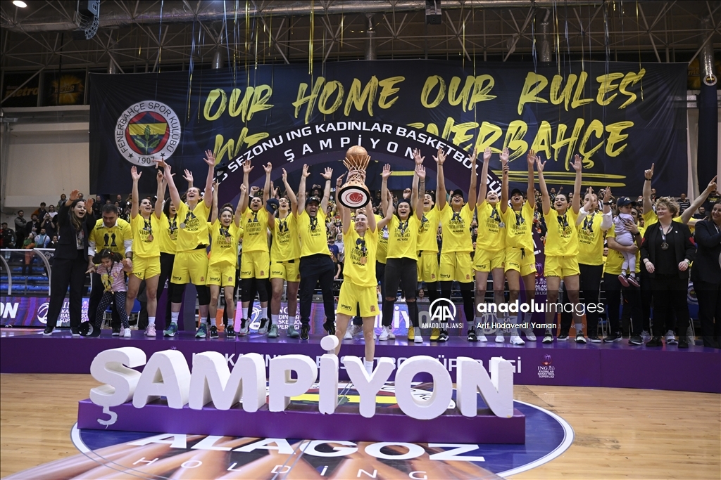 Fenerbahçe Alagöz Holding, şampiyonluk kupasını kaldırdı