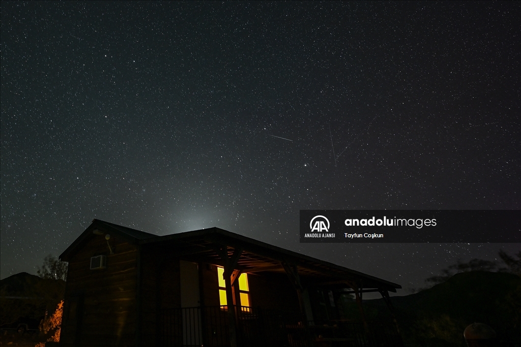 Lyrids Meteor Yağmuru ve Samanyolu galaksisi California'da görüntülendi
