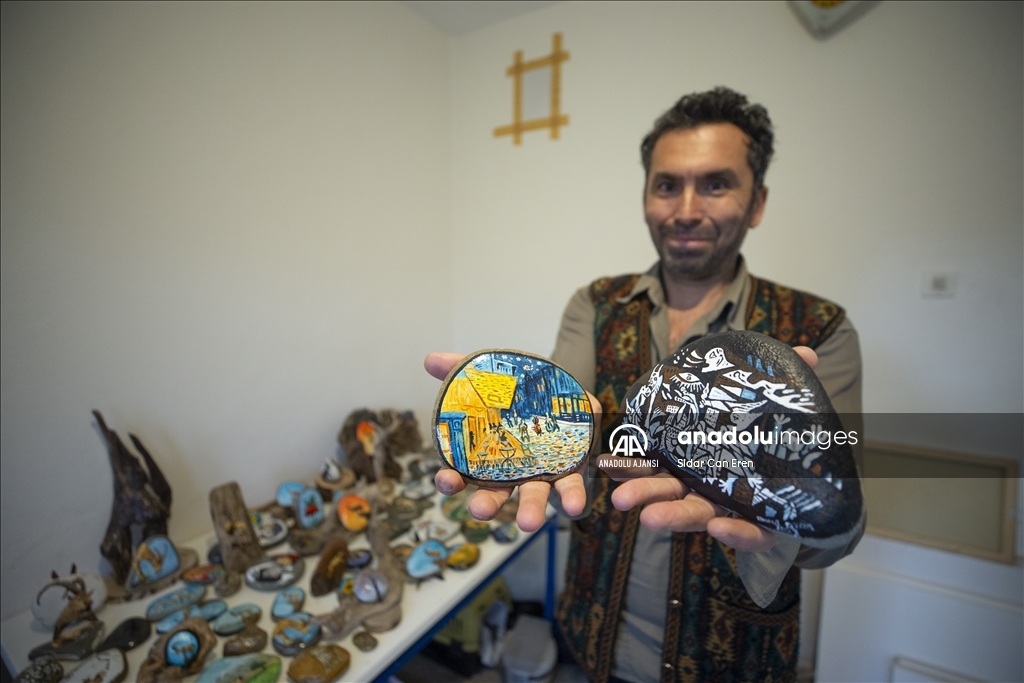 Munzur ve Pülümür vadilerinden topladığı taşlar ile dal parçaları tuvali oldu