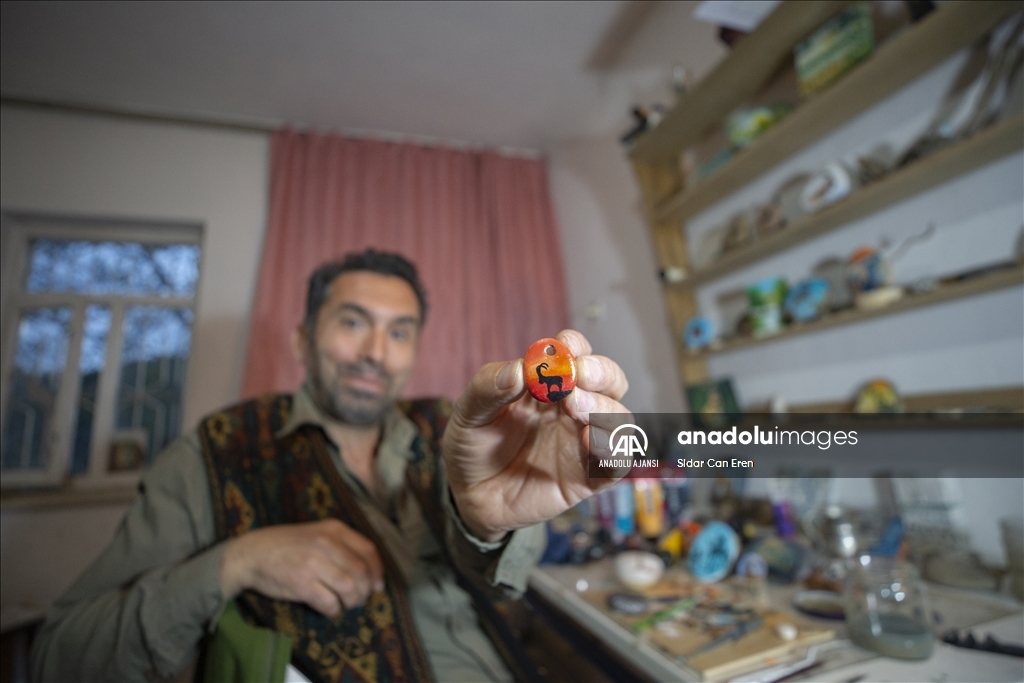 Munzur ve Pülümür vadilerinden topladığı taşlar ile dal parçaları tuvali oldu