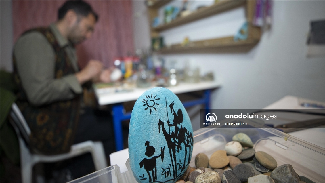 Munzur ve Pülümür vadilerinden topladığı taşlar ile dal parçaları tuvali oldu