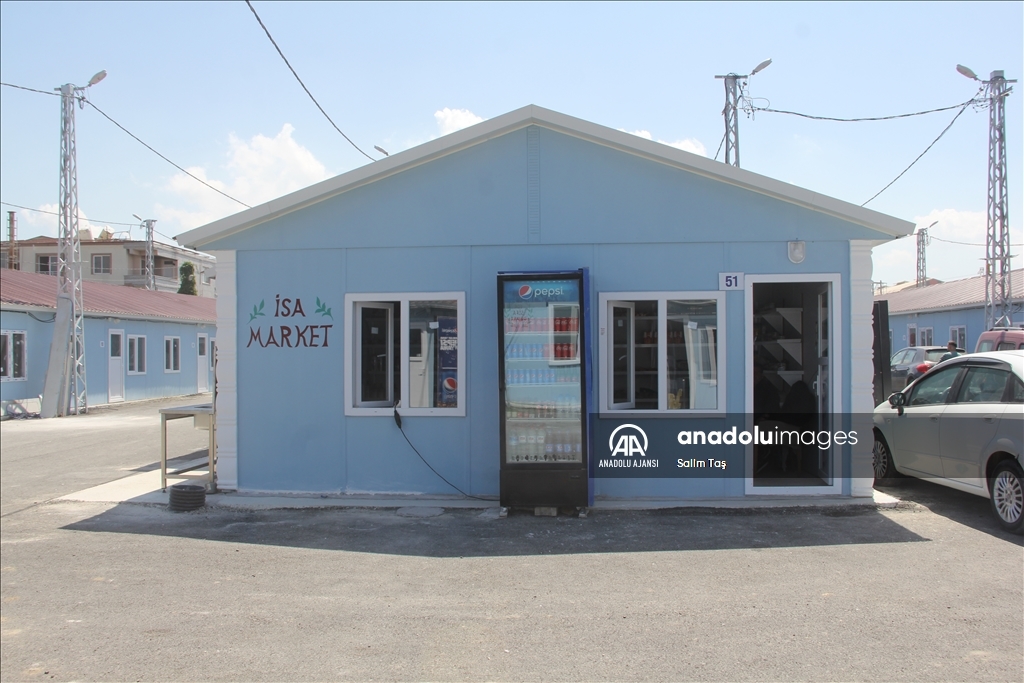 Hatay'da afetzede esnaf müşterilerini prefabrik çarşılarda karşılıyor