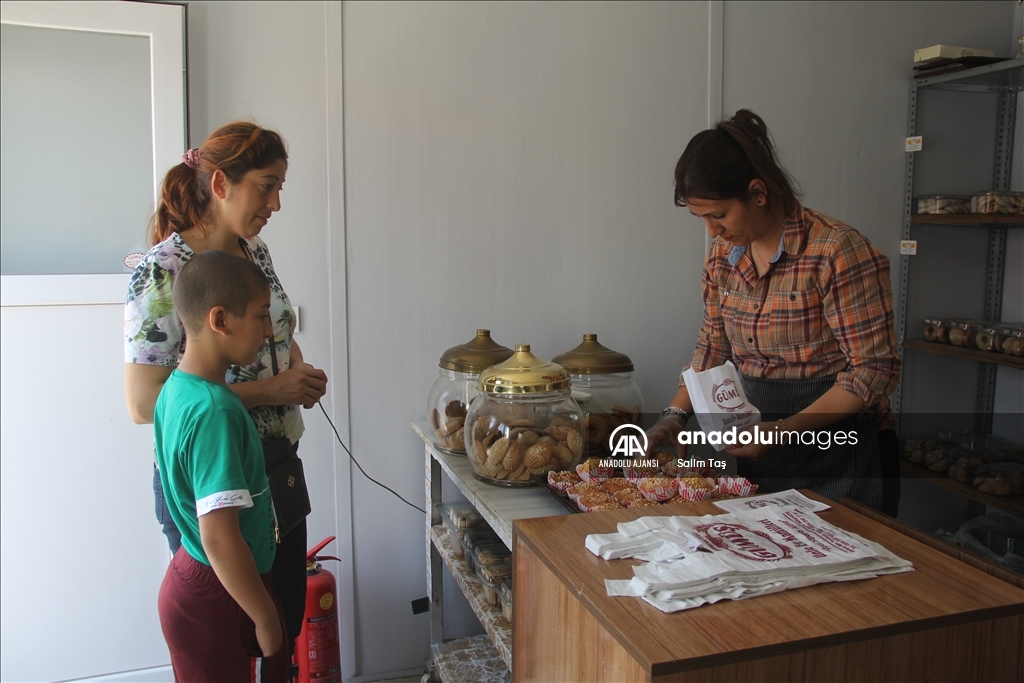 Hatay'da afetzede esnaf müşterilerini prefabrik çarşılarda karşılıyor