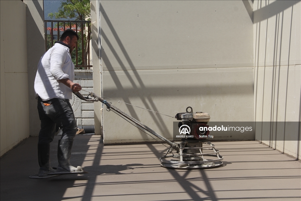 Hatay'da afetzede esnaf müşterilerini prefabrik çarşılarda karşılıyor