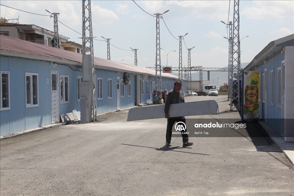 Hatay'da afetzede esnaf müşterilerini prefabrik çarşılarda karşılıyor
