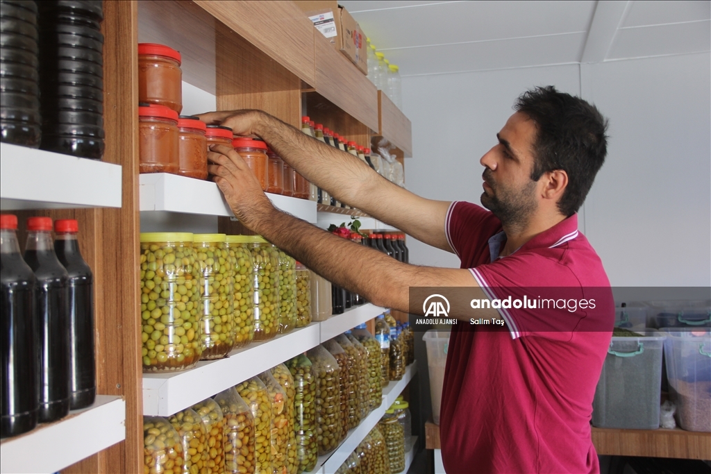Hatay'da afetzede esnaf müşterilerini prefabrik çarşılarda karşılıyor