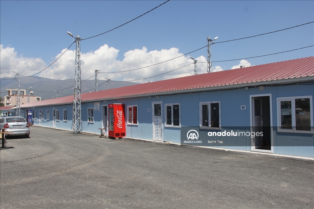 Hatay'da afetzede esnaf müşterilerini prefabrik çarşılarda karşılıyor