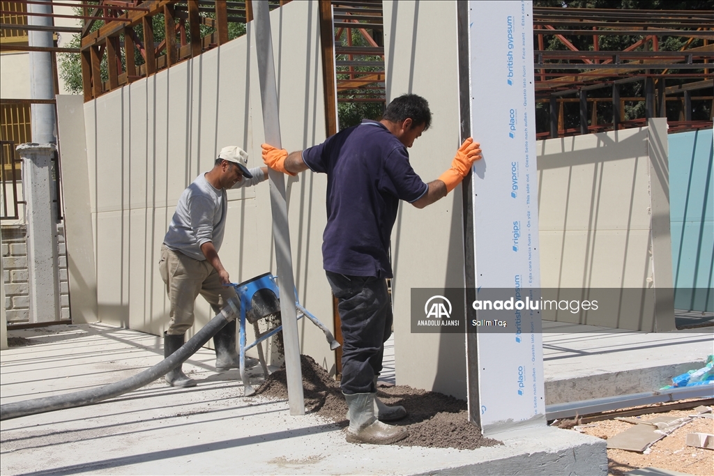 Hatay'da afetzede esnaf müşterilerini prefabrik çarşılarda karşılıyor