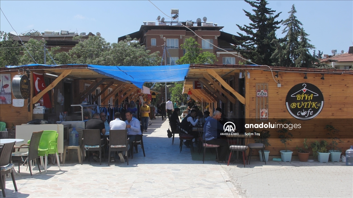 Hatay'da afetzede esnaf müşterilerini prefabrik çarşılarda karşılıyor