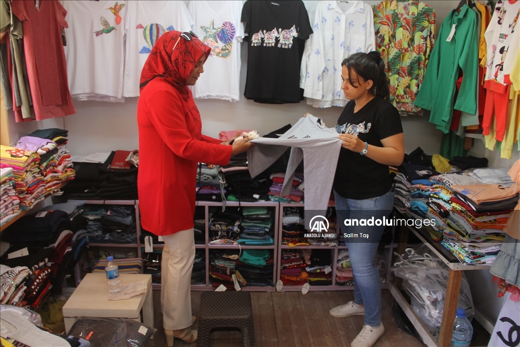 Hatay'da afetzede esnaf müşterilerini prefabrik çarşılarda karşılıyor