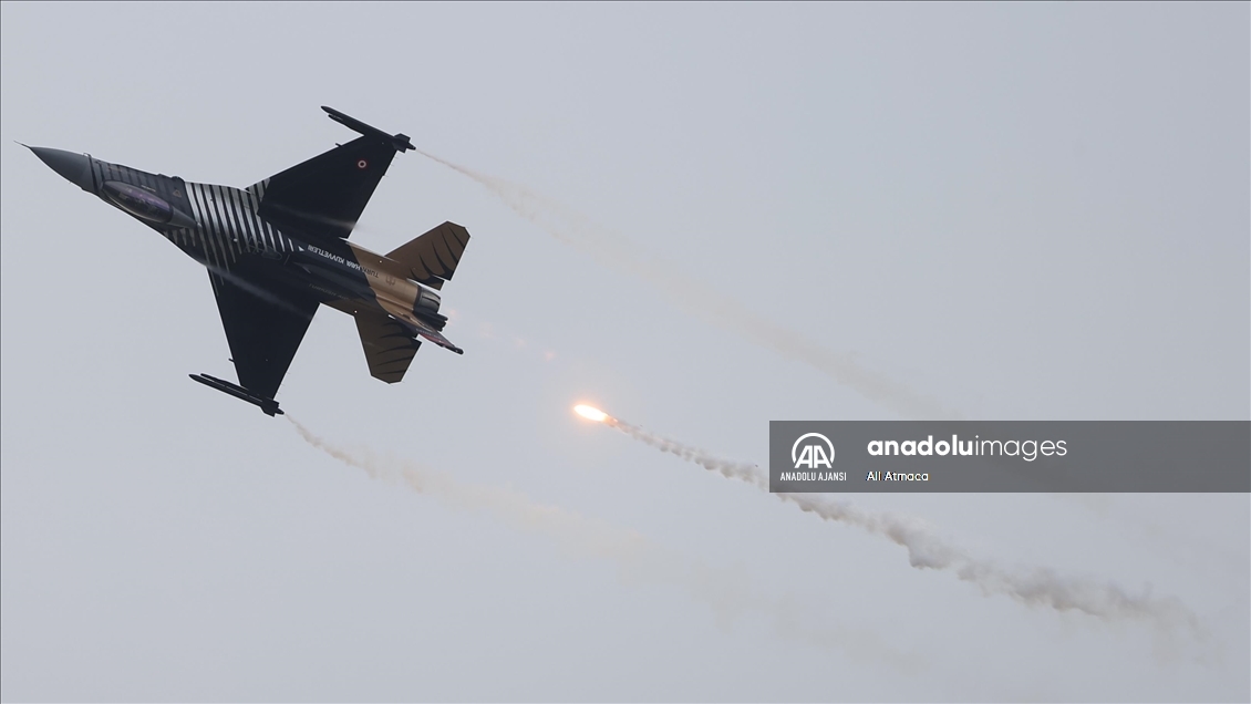 TEKNOFEST kapsamında Jandarma Genel Komutanlığı'nın "Çelik Kanatlar" akrobasi timi de gösteri yaptı