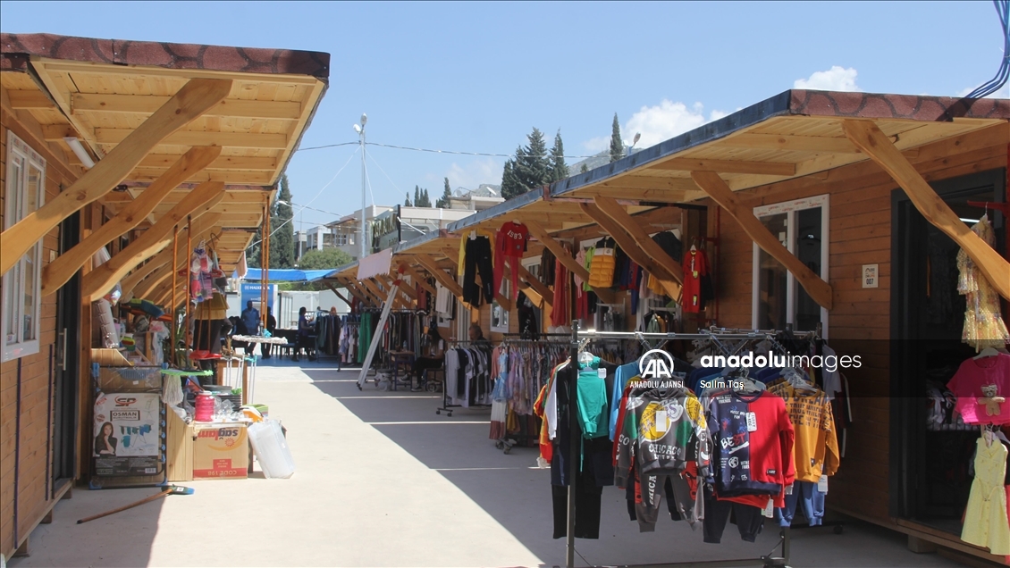 Hatay'da afetzede esnaf müşterilerini prefabrik çarşılarda karşılıyor