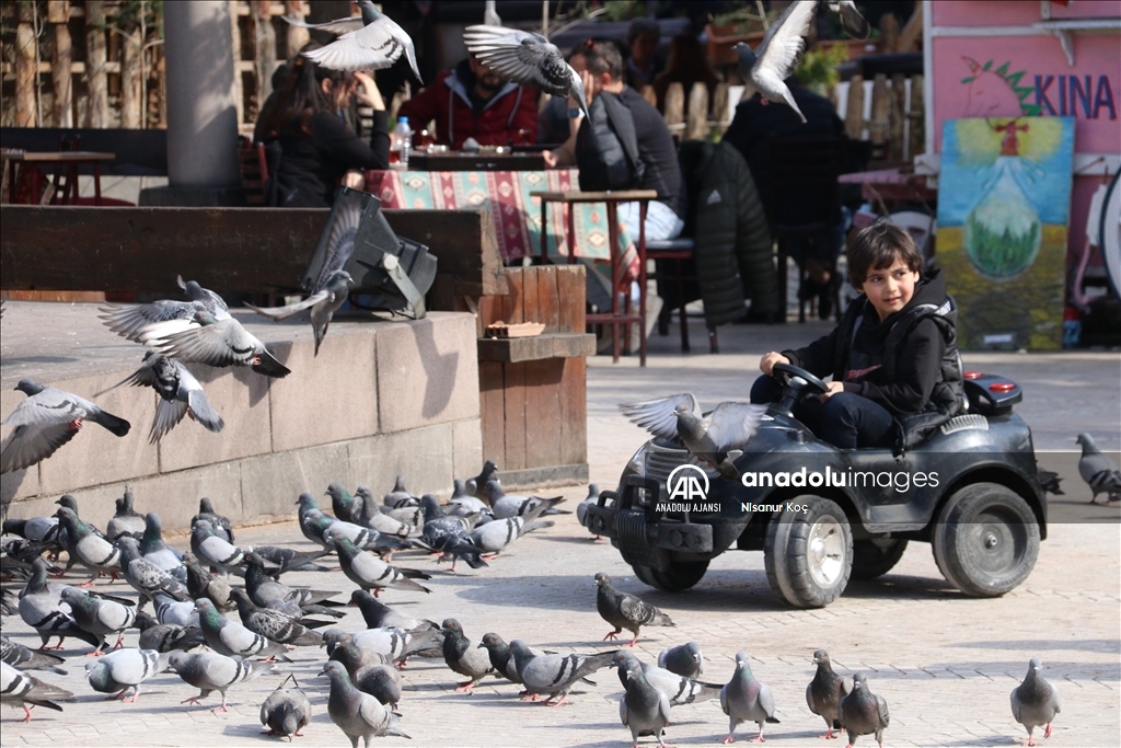 Ankara'nın tarihi semti Ulus havaların ısınmasıyla hareketlendi