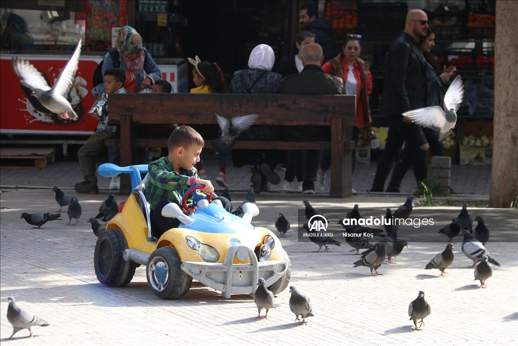 Ankara'nın tarihi semti Ulus havaların ısınmasıyla hareketlendi