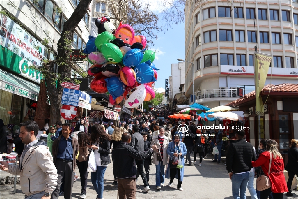 Ankara'nın tarihi semti Ulus havaların ısınmasıyla hareketlendi