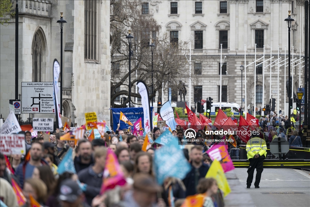 Londra'da binlerce öğretmen maaş artışı talebiyle Başbakanlığa yürüdü