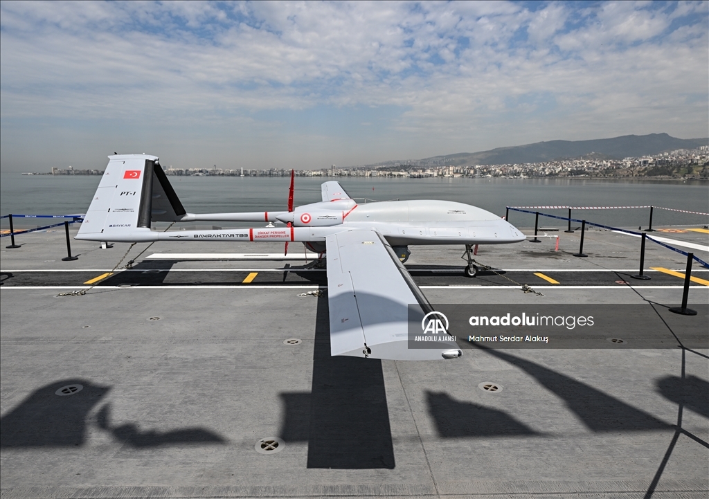 TCG Anadolu, İzmir Alsancak Limanı'na geldi