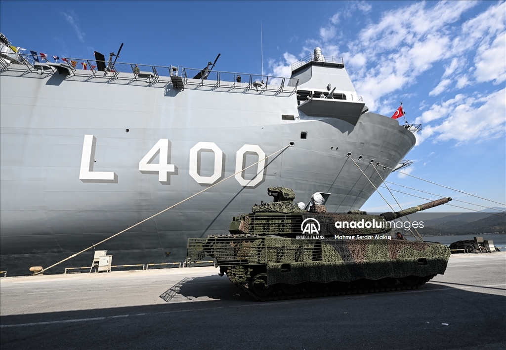 TCG Anadolu, İzmir Alsancak Limanı'na geldi