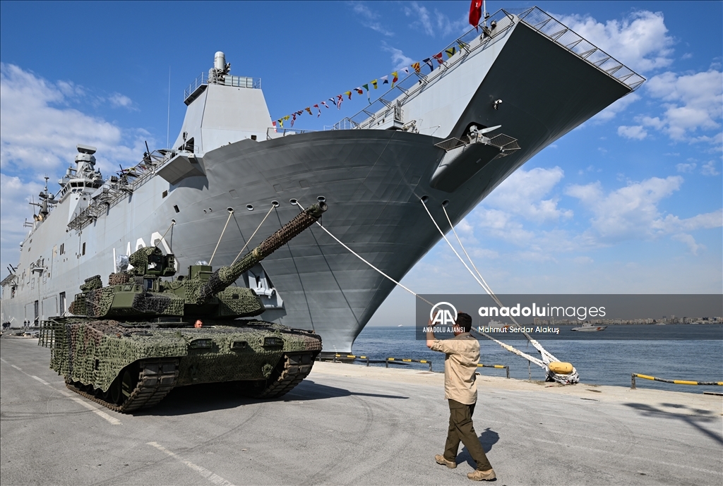 TCG Anadolu, İzmir Alsancak Limanı'na geldi
