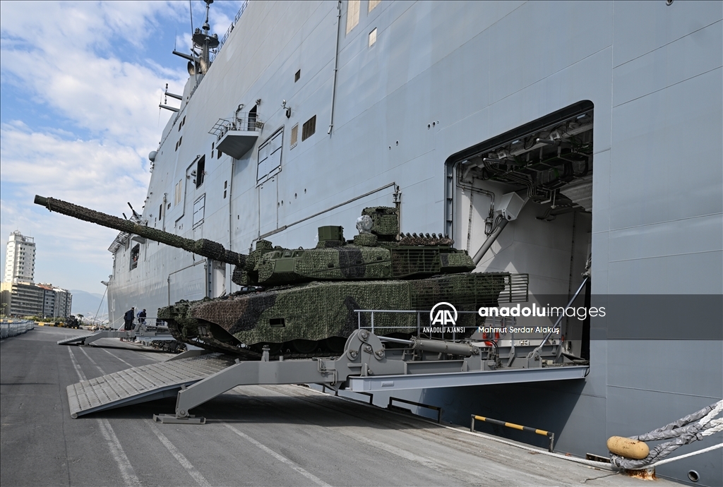 TCG Anadolu, İzmir Alsancak Limanı'na geldi
