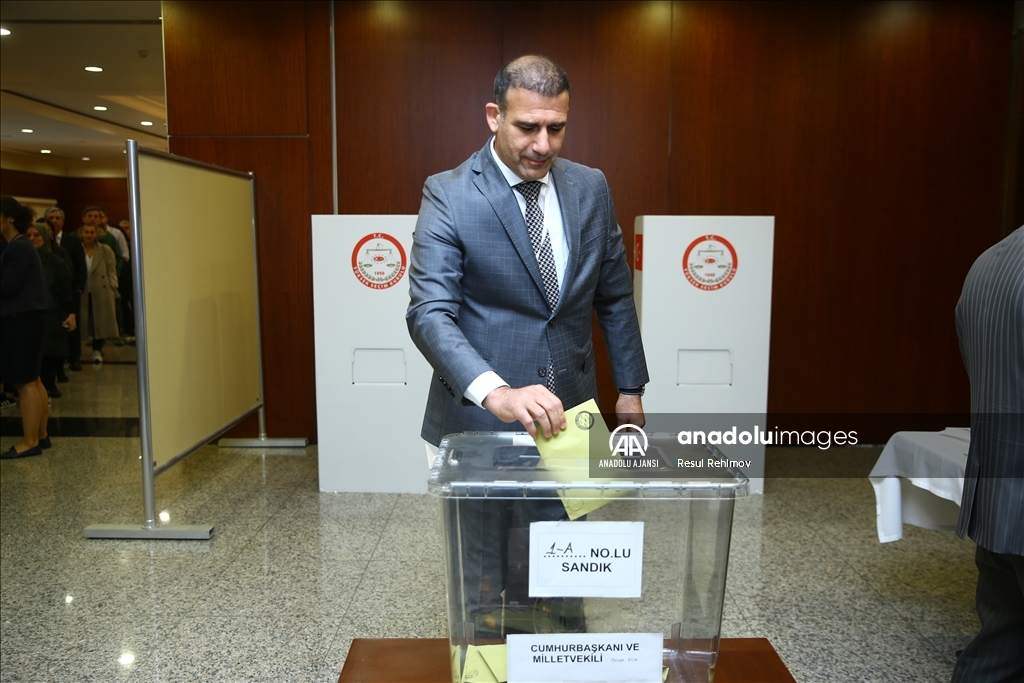Azerbaycan'daki Türk seçmenler sandık başında