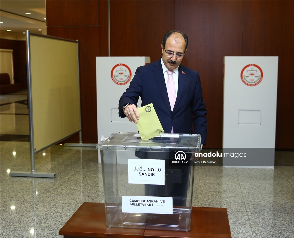 Azerbaycan'daki Türk seçmenler sandık başında