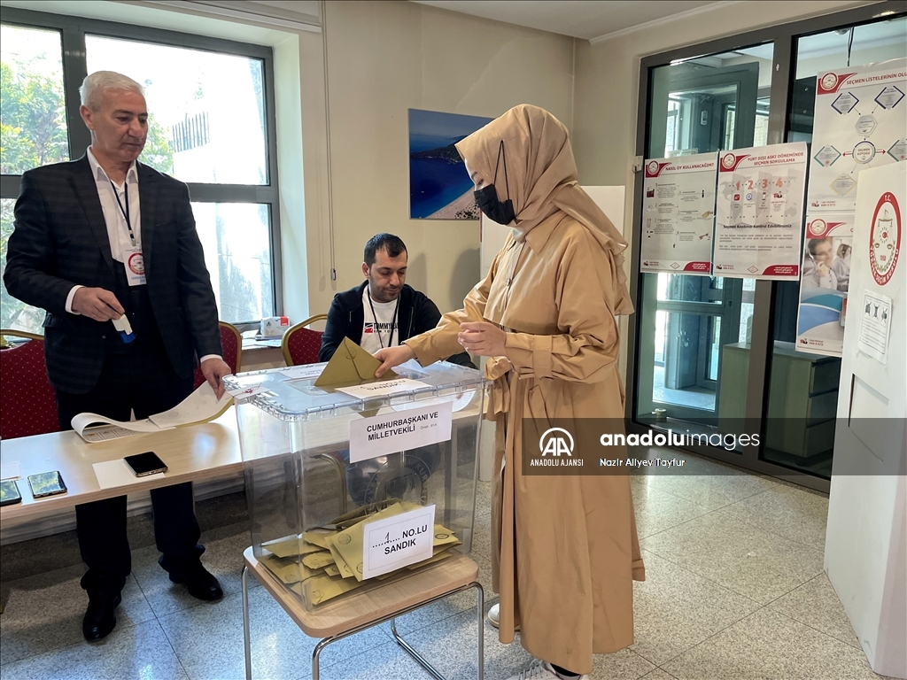 Kırgızistan'da Türkiye'deki 14 Mayıs seçimleri için oy kullanma işlemi başladı