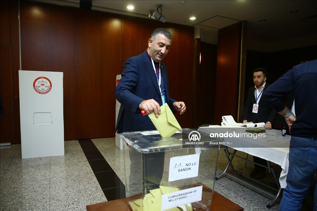 Azerbaycan'daki Türk seçmenler sandık başında