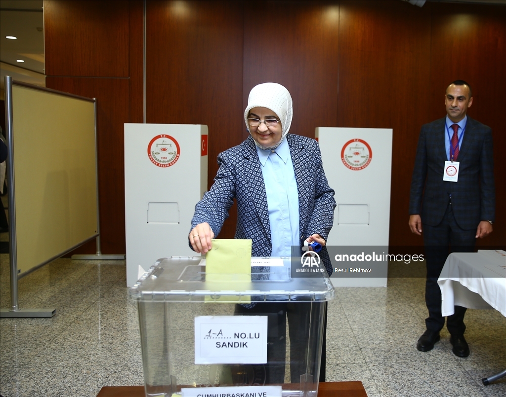 Azerbaycan'daki Türk seçmenler sandık başında