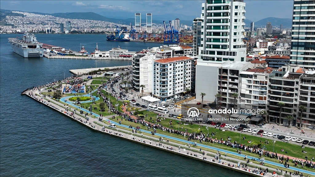 İzmir'de TCG Anadolu'ya ziyaretçi ilgisi sürüyor