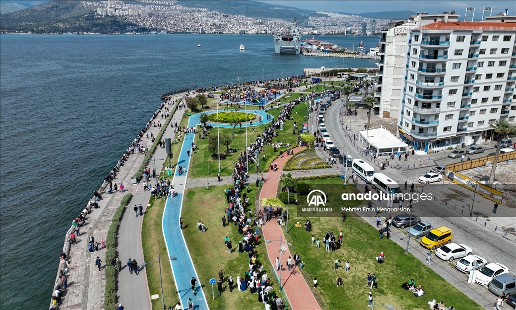 İzmir'de TCG Anadolu'ya ziyaretçi ilgisi sürüyor