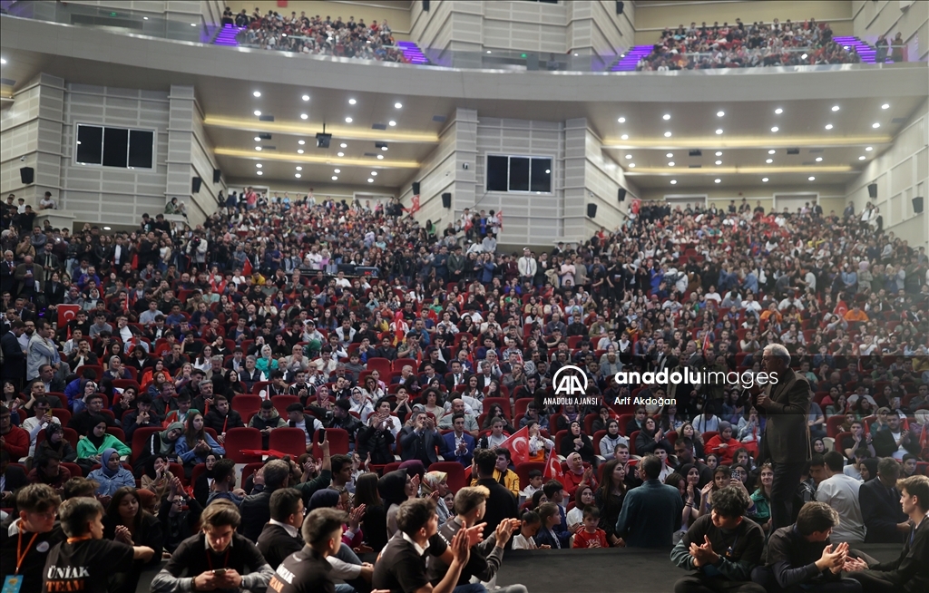 Bakan Akar, Kayseri'de "Efsanenin Doğuşu TOGG" seminerinde konuştu