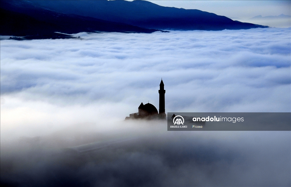Tarihi İshakpaşa Sarayı, sisler arasında güzel bir görüntü oluşturuyor
