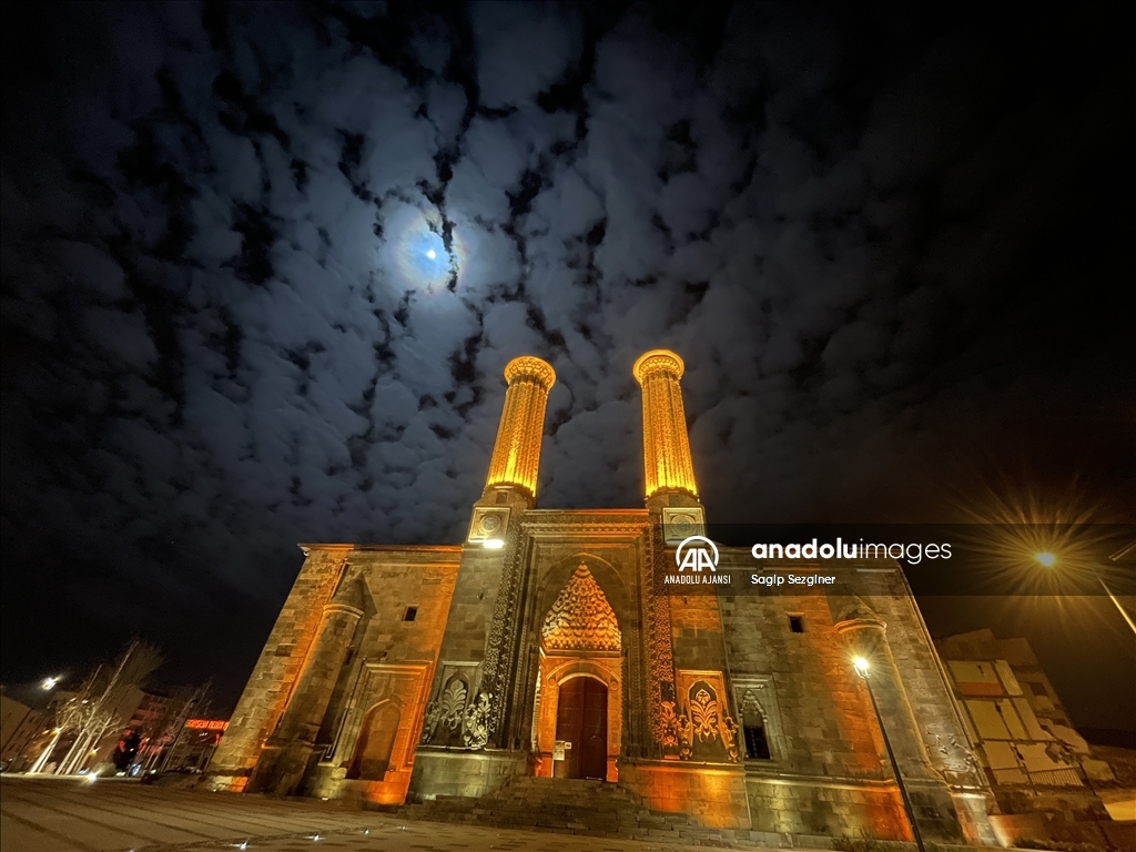 Bulutlar arasında süzülen ay ışığı, Çifte Minareli Medrese’ye güzellik kattı