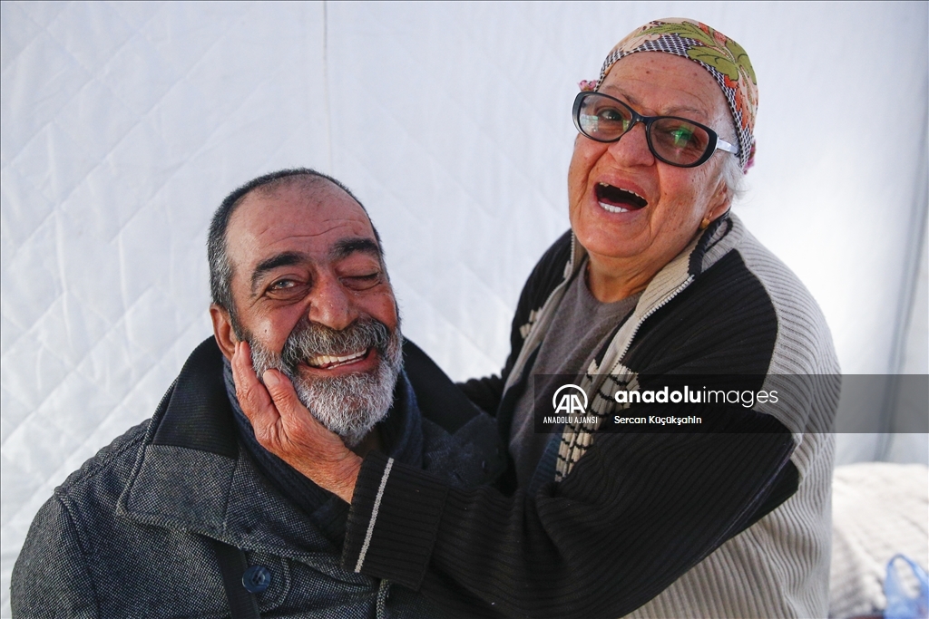 73 yaşındaki Edibe ile 67 yaşındaki engelli eşi Nezih Çaparoğlu