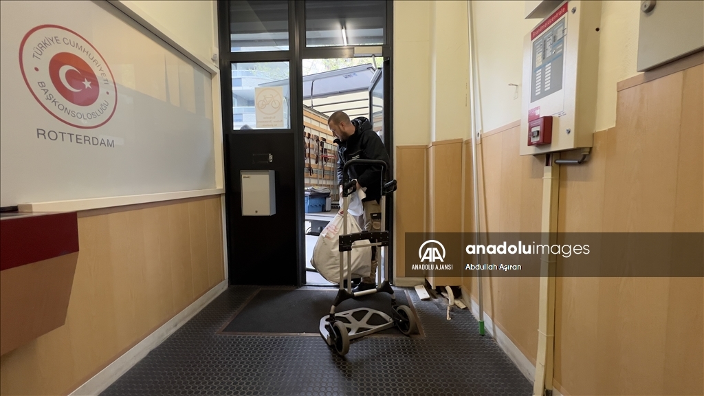 Hollanda'daki oy pusulaları Türkiye'ye gönderilmek üzere Köln'e doğru yola çıktı