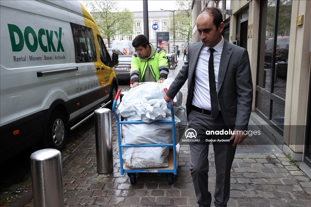 Belçika'daki oy pusulaları Türkiye'ye gönderilmek üzere Köln'deki THY uçağına taşındı