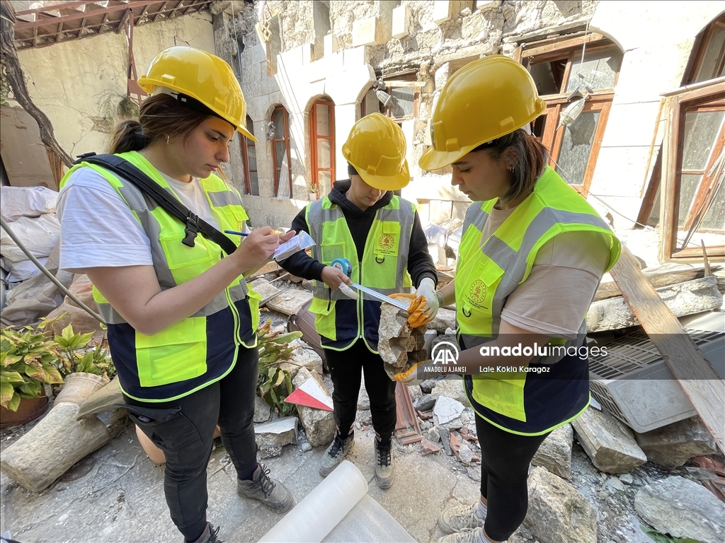 Depremden etkilenen Hatay'ın tarihi eserleri gönüllü kadınların eliyle korumaya alınıyor